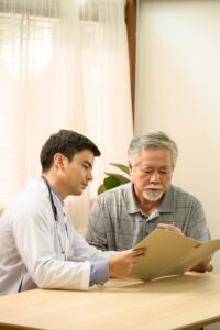 The elderly are listening to the advice of doctors in treating illnesses and health care in old age.